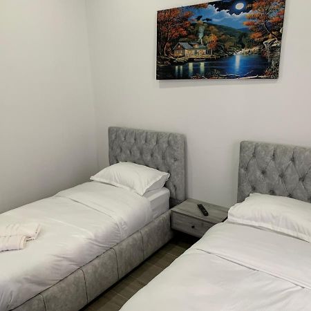 Hotel Restaurant Deso Shijak Екстер'єр фото