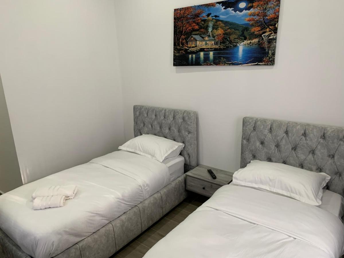 Hotel Restaurant Deso Shijak Екстер'єр фото