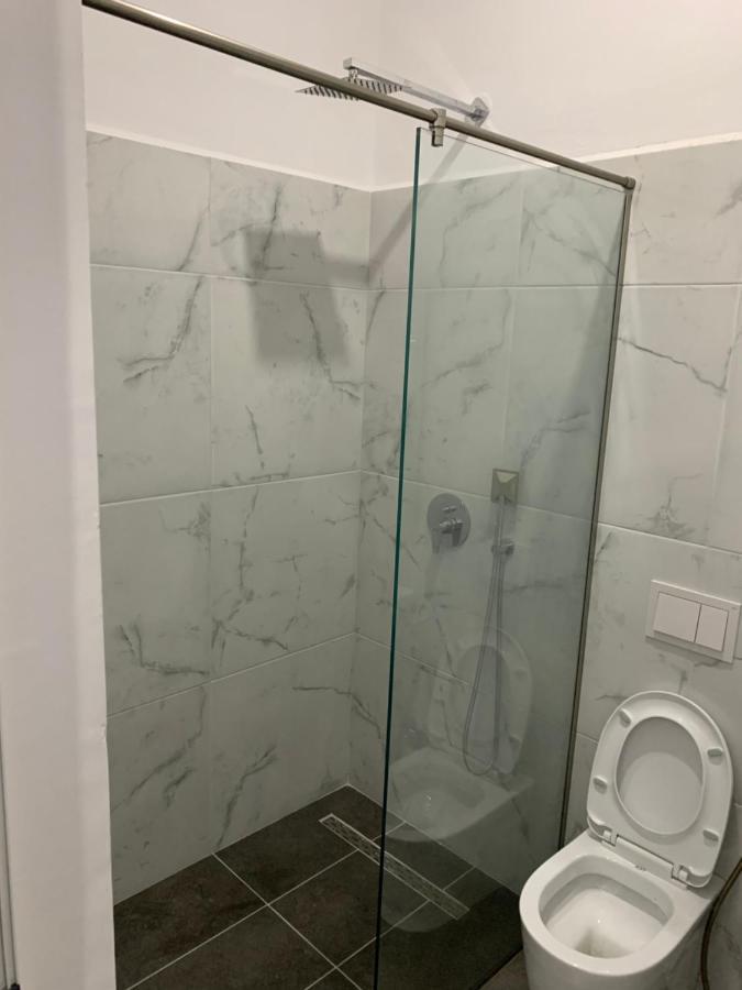 Hotel Restaurant Deso Shijak Екстер'єр фото
