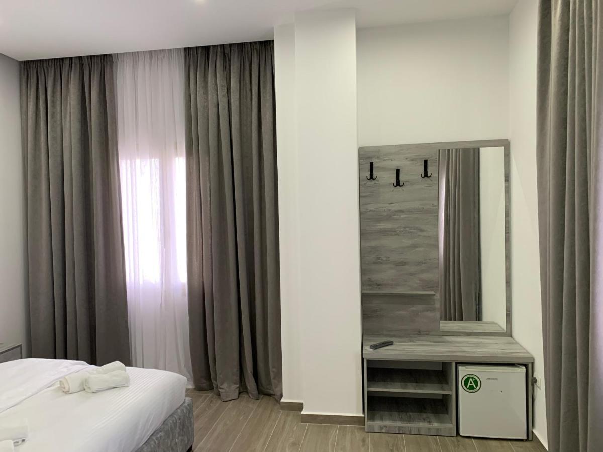 Hotel Restaurant Deso Shijak Екстер'єр фото