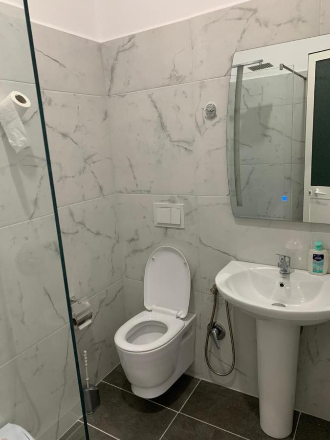 Hotel Restaurant Deso Shijak Екстер'єр фото
