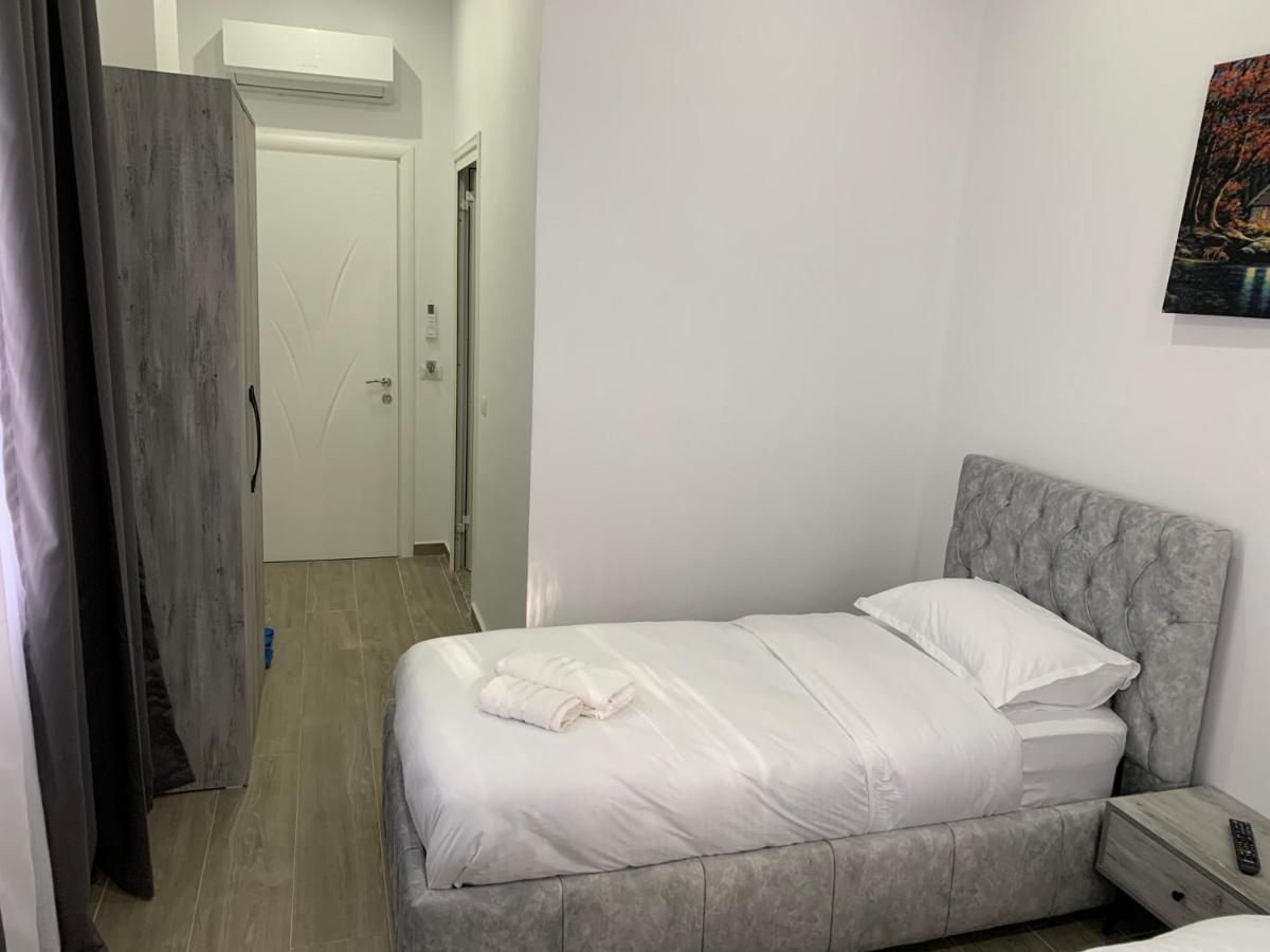 Hotel Restaurant Deso Shijak Екстер'єр фото