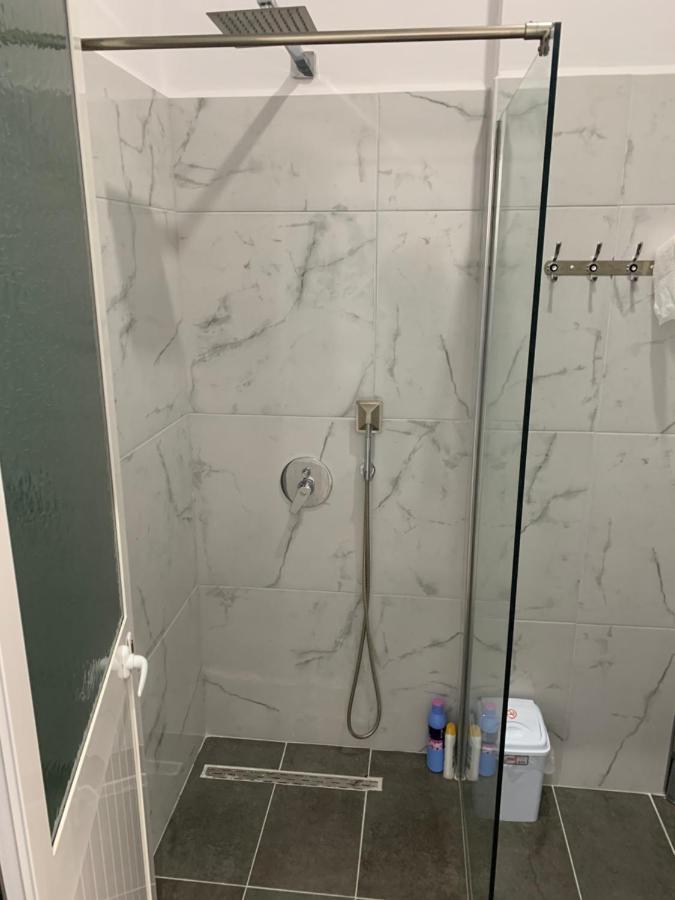Hotel Restaurant Deso Shijak Екстер'єр фото
