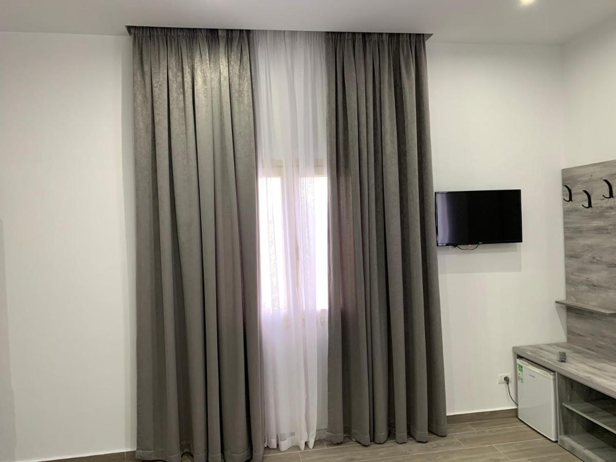Hotel Restaurant Deso Shijak Екстер'єр фото