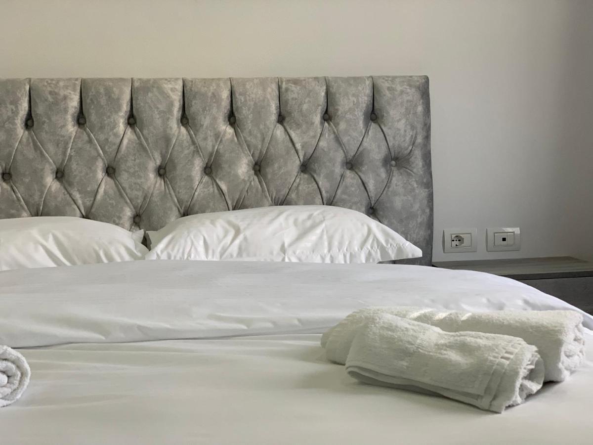 Hotel Restaurant Deso Shijak Екстер'єр фото